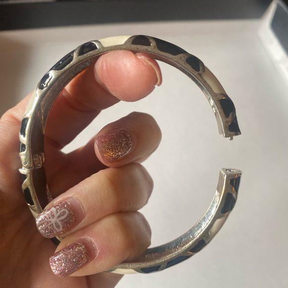 Fun Black, off-white, silver enamel hinged Bangle Bracelet - Picture 4 of 4
